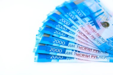 Rus para banknot para birimi Rublesi beyaz izole arka planda. nominal değeri iki bin. Yeni bilet banka Rusya. Yakın çekim. Zengin kavramı