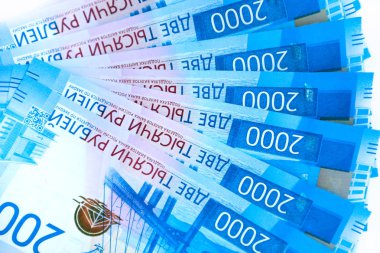 Rus para banknot para birimi Rublesi beyaz izole arka planda. nominal değeri iki bin. Yeni bilet banka Rusya. Yakın çekim. Zengin kavramı