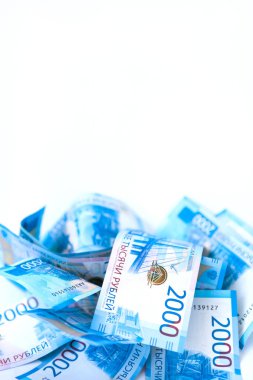 Rus para banknot para birimi Rublesi beyaz izole arka planda. nominal değeri iki bin. Yeni bilet banka Rusya. Yakın çekim. Zengin kavramı