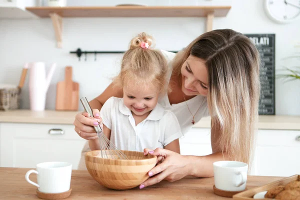Mutter und Tochter kochen in der Küche. Glück Kochen Aktivi — Stockfoto