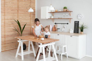 Anne ve kızı mutfakta yemek pişiriyor. Mutluluk Pişirme Activi