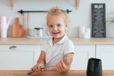 Mutfakta yemek pişiren çocuklar. Mutluluk Çocuk Ev Kavramı