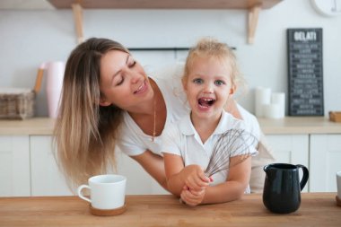 Anne ve kızı mutfakta yemek pişiriyor. Mutluluk Pişirme Activi