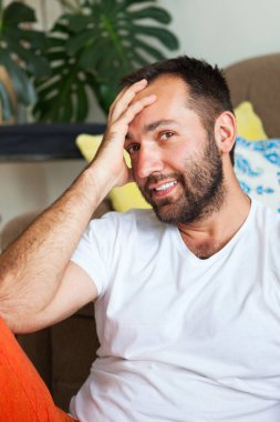 Evde yoga ve meditasyon yapan adam. Yoga pos bir dizi