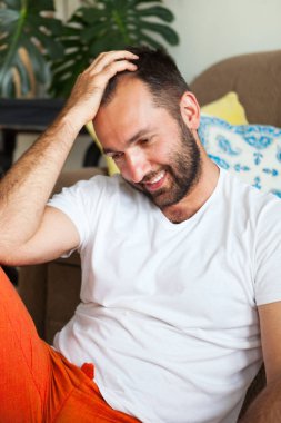 Evde yoga ve meditasyon yapan adam. Yoga pos bir dizi