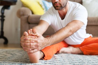 Yakından Kapatın. Evde yoga ve meditasyon yapan adam. A serisi o