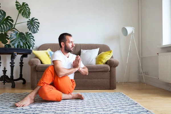 Hombre practicando yoga y meditación en casa. Una serie de yoga pos — Foto de Stock