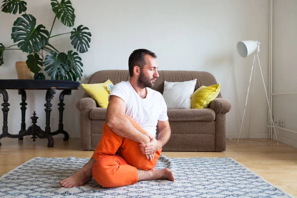 Hombre practicando yoga y meditación en casa. Una serie de yoga pos — Foto de Stock