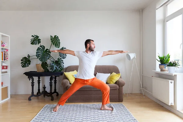 Hombre practicando yoga y meditación en casa. Una serie de yoga pos — Foto de Stock