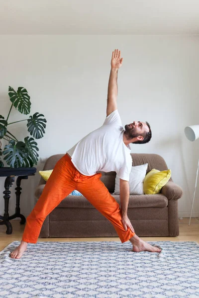 Hombre practicando yoga y meditación en casa. Una serie de yoga pos — Foto de Stock