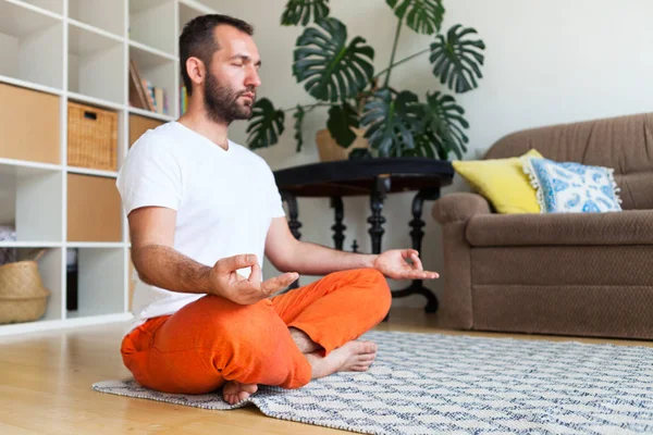 Evde yoga ve meditasyon yapan adam. Yoga pos bir dizi