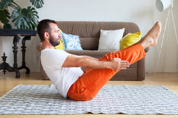 Evde yoga ve meditasyon yapan adam. Yoga pos bir dizi