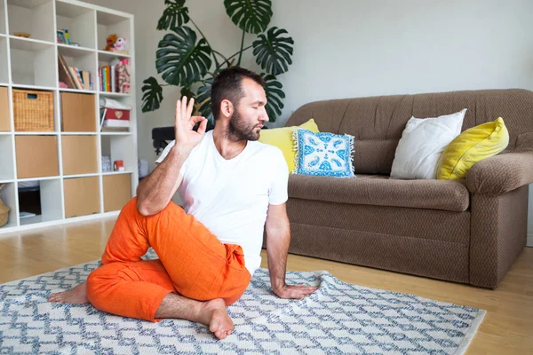 Hombre practicando yoga y meditación en casa. Una serie de yoga pos — Foto de Stock