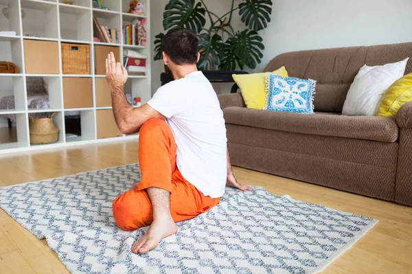 Hombre practicando yoga y meditación en casa. Una serie de yoga pos — Foto de Stock