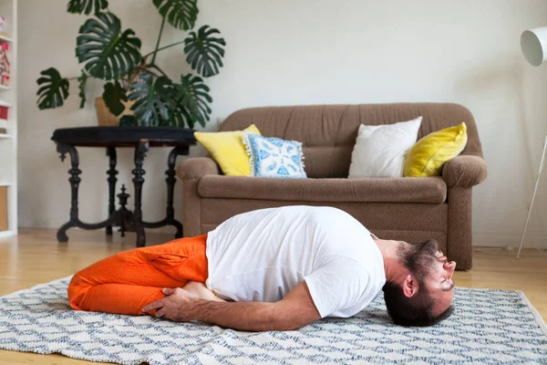 Hombre practicando yoga y meditación en casa. Una serie de yoga pos — Foto de Stock