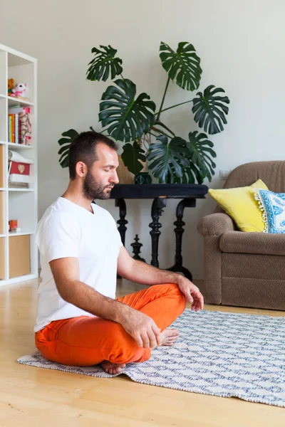 Hombre practicando yoga y meditación en casa. Una serie de yoga pos — Foto de Stock