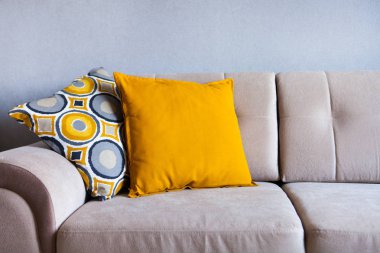 Bej kumaş kanepe üzerinde çok renkli yastıklar, hom kavramı