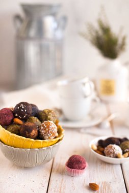 Keçiboynuzu ile çeşitli ham vegan tatlı şeker glutensiz topları, co