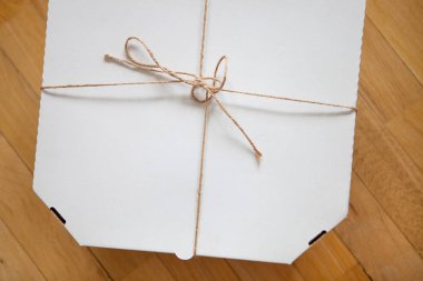 Ahşap arka planda beyaz pizza kutusu şablonu kapat