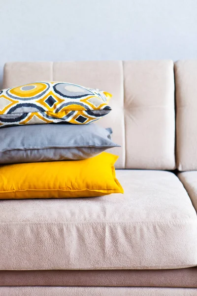 Almohadas multicolores en un sofá de tela beige, el concepto de hom — Foto de Stock