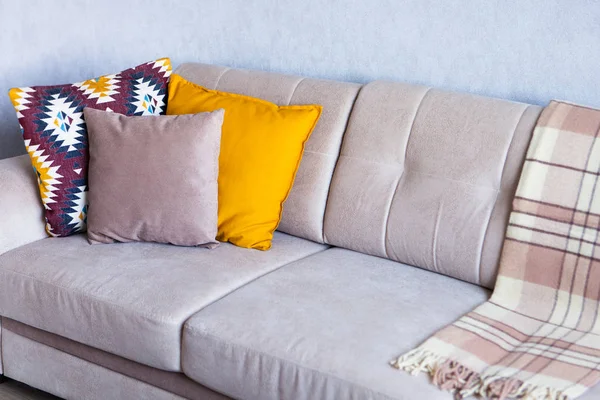 Cojines y cuadros en el sofá beige se cierran con espacio para copiar. S — Foto de Stock