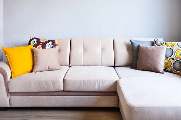 Almohadas multicolores en un sofá de tela beige, el concepto de hom — Foto de Stock