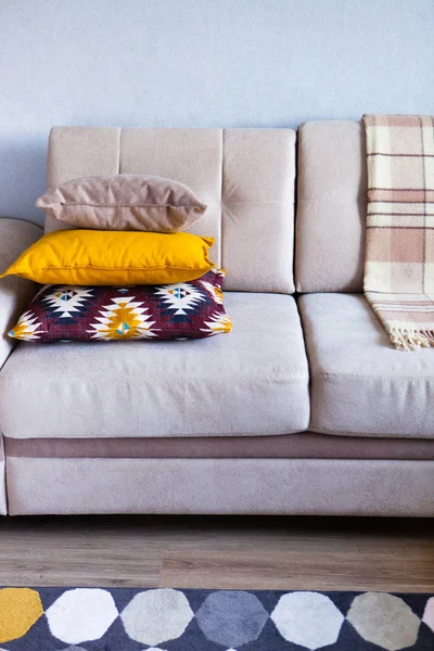 Cojines y cuadros en el sofá beige se cierran con espacio para copiar. S — Foto de Stock