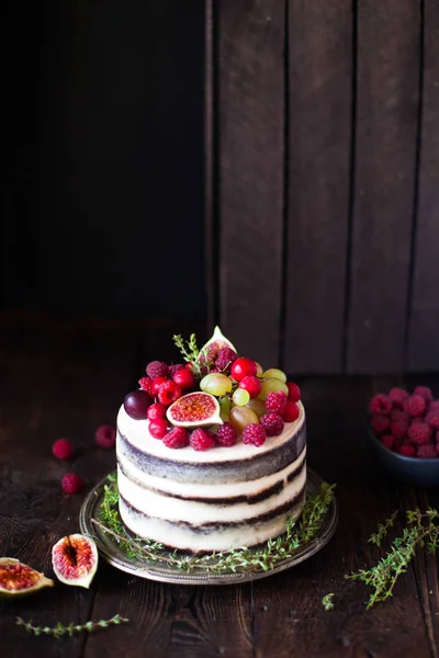 Deliziosa torta al cioccolato con fichi e bacche su uno schienale rustico — Foto Stock