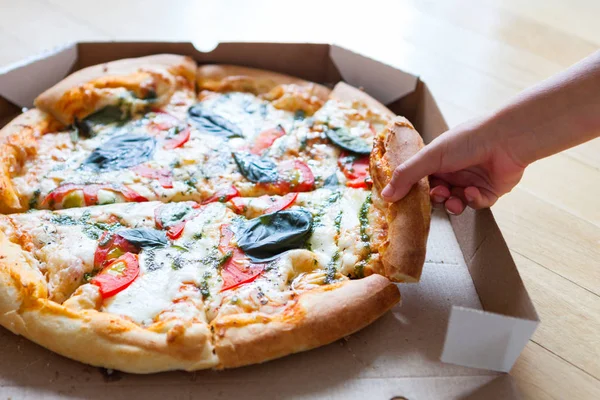 Jantar em grupo familiar. Mãos a tomar fatias de pizza com caixa. Frita. — Fotografia de Stock