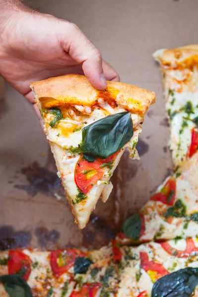 Jantar em grupo familiar. Mãos a tomar fatias de pizza com caixa. Frita. — Fotografia de Stock