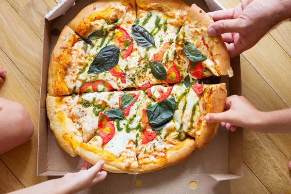 Jantar em grupo familiar. Mãos a tomar fatias de pizza com caixa. Frita. — Fotografia de Stock