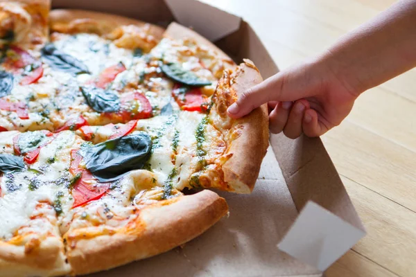 Jantar em grupo familiar. Mãos a tomar fatias de pizza com caixa. Frita. — Fotografia de Stock