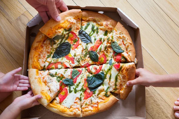 Jantar em grupo familiar. Mãos a tomar fatias de pizza com caixa. Frita. — Fotografia de Stock