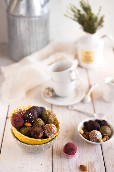 Surtido de dulces veganos crudos bolas sin gluten con algarroba, co Fotos de stock libres de derechos