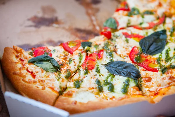 Гаряча смачна італійська піца з овочами в коробці на дерев'яному фоні Ліцензійні Стокові Фото
