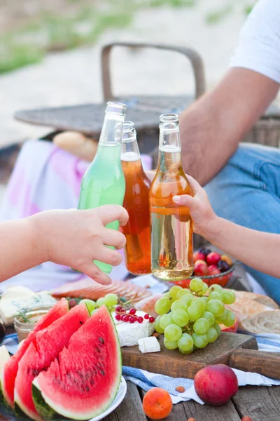 Piknik na plaży o zachodzie słońca w stylu boho, jedzenie i picie — Zdjęcie stockowe