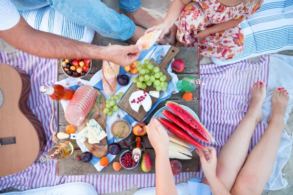 Piknik na plaży o zachodzie słońca w stylu boho, jedzenie i picie — Zdjęcie stockowe