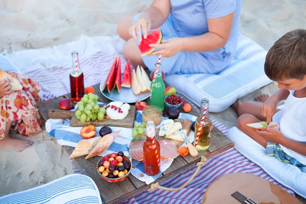 Piknik na plaży o zachodzie słońca w stylu boho, jedzenie i picie — Zdjęcie stockowe