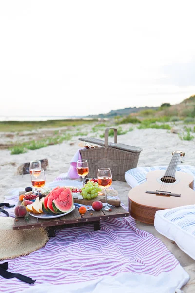 Picknick am Strand bei Sonnenuntergang im Stil von Boho, Food und Dri — Stockfoto