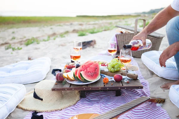 Picknick am Strand bei Sonnenuntergang im Stil von Boho, Food und Dri — Stockfoto