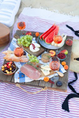 Boho, yemek ve dri tarzında gün batımında sahilde Piknik