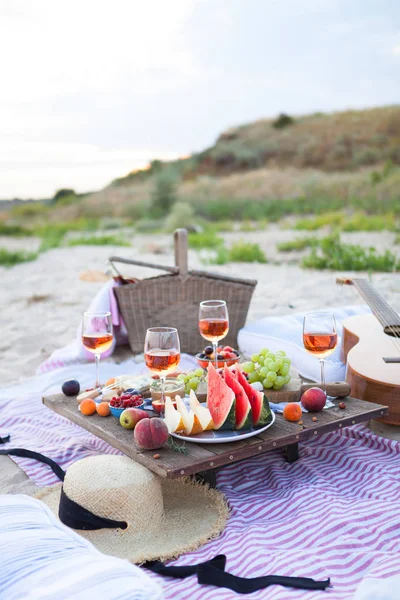 Piknik na plaży o zachodzie słońca w stylu boho, żywności i DRI — Zdjęcie stockowe