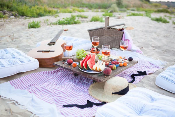 Boho, yemek ve dri tarzında gün batımında sahilde Piknik