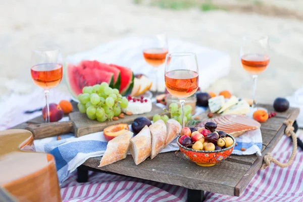 Picknick am Strand bei Sonnenuntergang im Stil von Boho, Food und Dri — Stockfoto