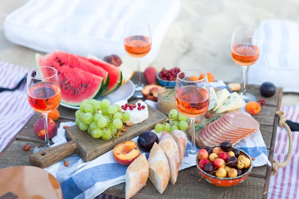 Piknik na plaży o zachodzie słońca w stylu boho, żywności i DRI — Zdjęcie stockowe