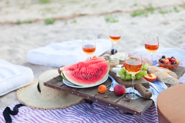 Piknik na plaży o zachodzie słońca w stylu boho, żywności i DRI — Zdjęcie stockowe