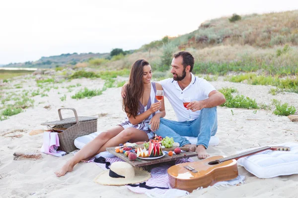 Пикник на пляже на закате в стиле бохо, еды и дри — стоковое фото