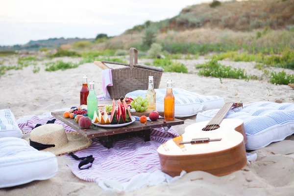 Picknick am Strand bei Sonnenuntergang im Boho-Stil, Essen und Trinken — Stockfoto