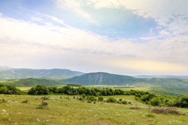 Uzak Dağları ile zemin üzerine yeşil çayır. Açık alan yeşil çim ile.