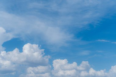 Arka plan beyaz bulutlar ile mavi gökyüzü.